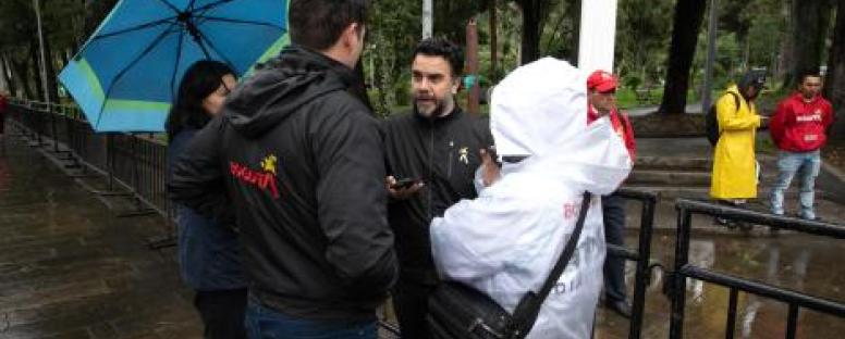 El secretario general Miguel Silva coordina la respuesta del Distrito ante la movilización Emberá que permanece cerca al Parque Nacional.