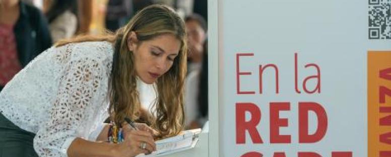 https://secretariageneral.gov.co/noticias/en-bogota-convierten-libros-en-simbolo-de-confianza-con-estrategia-en-la-redcade-la-confianza-se-lee