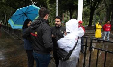 El secretario general Miguel Silva coordina la respuesta del Distrito ante la movilización Emberá que permanece cerca al Parque Nacional.