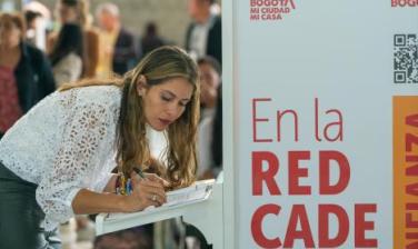 https://secretariageneral.gov.co/noticias/en-bogota-convierten-libros-en-simbolo-de-confianza-con-estrategia-en-la-redcade-la-confianza-se-lee